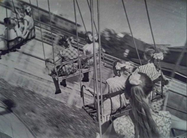Аттракцион «Ромашка» в горсаду, 1960-е. Посмотрите, какие девчонки нарядные! В длинные косы вплетены капроновые ленты, покупки которых юные модницы ждали как праздника | Источник: «Тюмень до нашей эры» / Vk.com