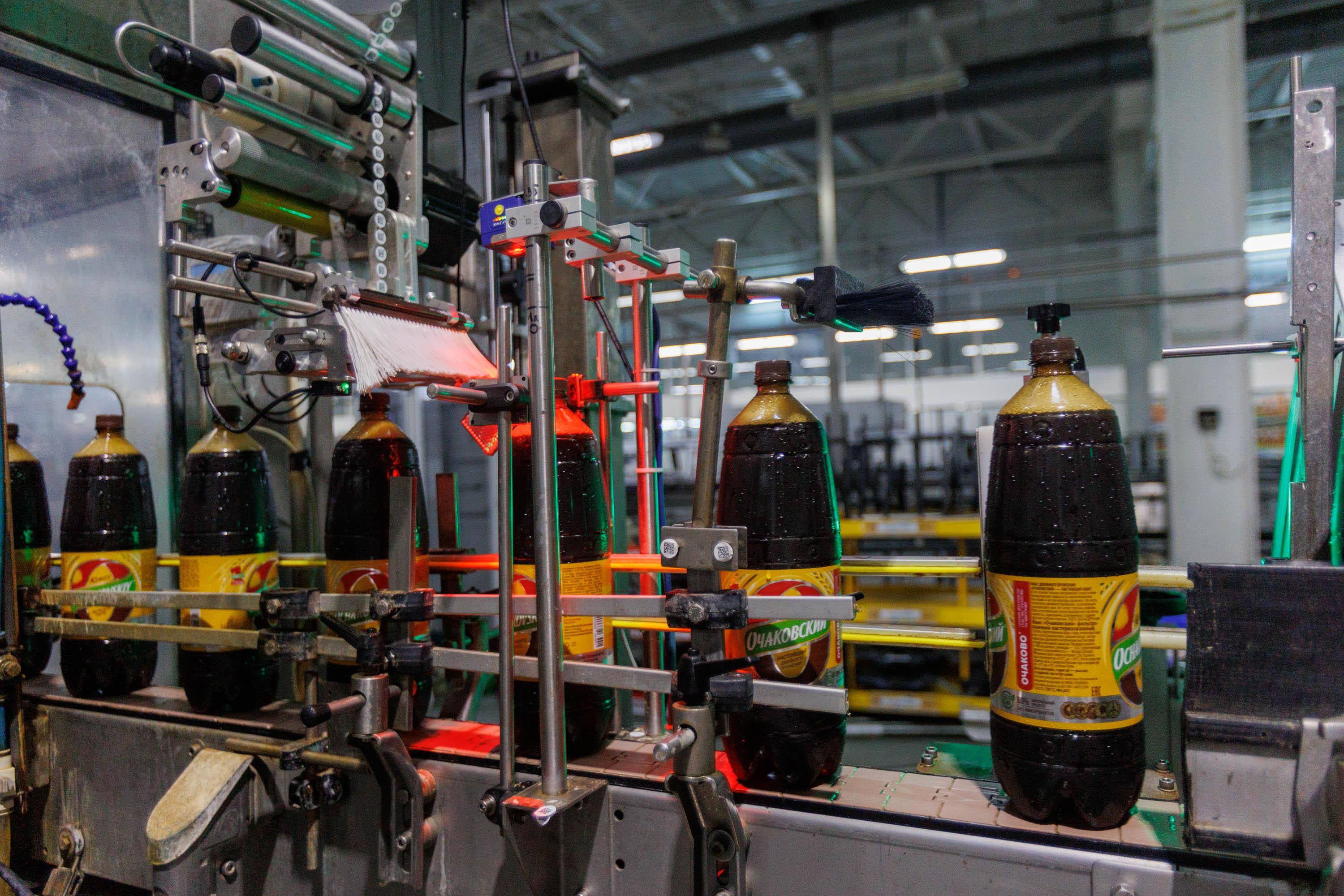 Цистерны высотой с пятиэтажку и тысячи бутылок в час. Как в Тюмени делают квас и колу, которую вы покупаете 