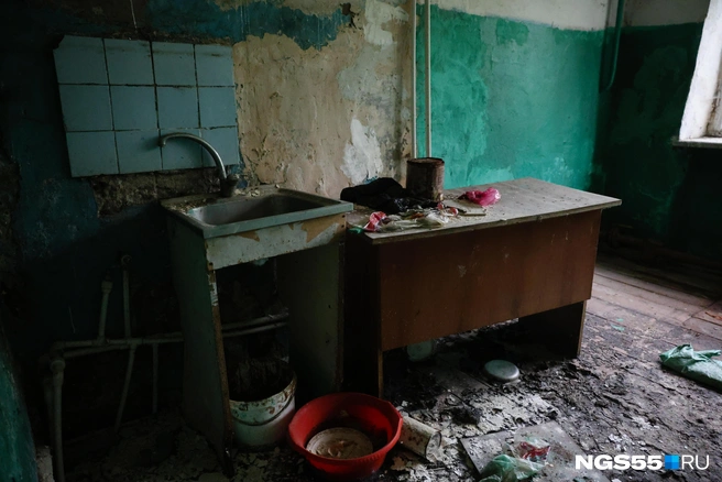 В доме много заброшенных помещений | Источник: Евгений Софийчук / NGS55.RU