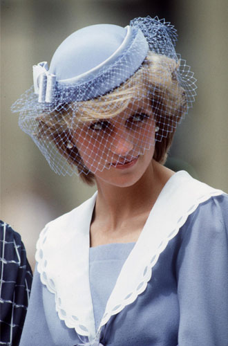 1983Шляпка с вуалью во время официального тура в Канаду.