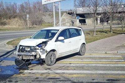 В Невинномысске Nissan врезался в опору ЛЭП