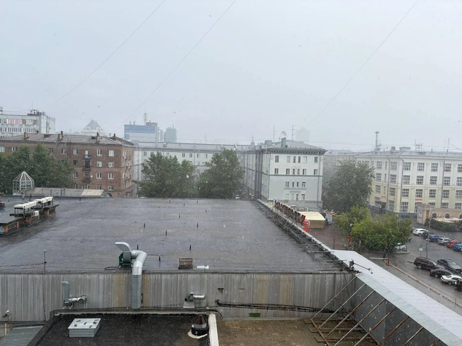 Ливень залил центрт города за пару минут | Источник: читатели НГС