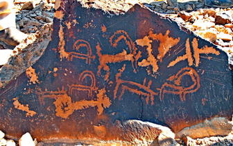 «Нам остается только следить»: в пустыне исчезают древние петроглифы — ученые ничего не могут поделать