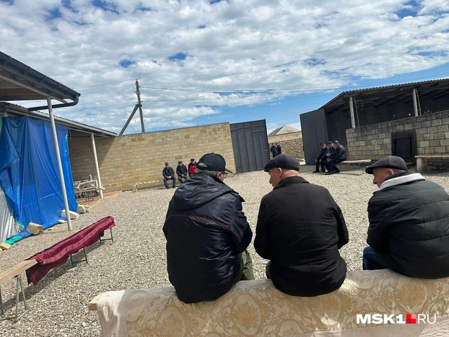 К дому Халиловых в Великенте до сих приезжают выразить соболезнования | Источник: Екатерина Рябчук / MSK1.RU