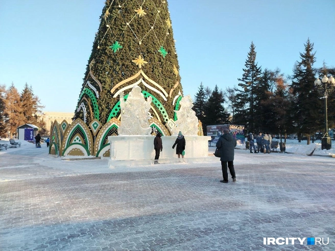 И пофотографироваться у елки | Источник: ИрСити