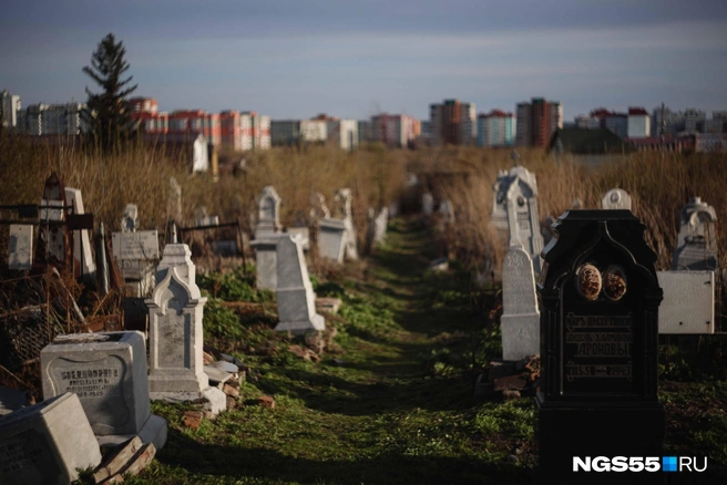 За городом мертвых — город живых | Источник: Евгений Софийчук / NGS55.RU