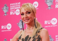 Размахивает руками и отрывается на танцполе: приключения Кристины Орбакайте в Нью-Йорке