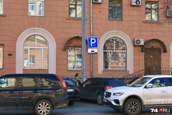 Резидентские места на платных парковках&nbsp;— уже устоявшаяся практика в большинстве городов-миллионников, но у нас пока таких нет | Источник: Михаил Шилкин