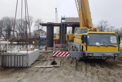 В Аниве возводят 90-метровый пешеходный мост через Лютогу