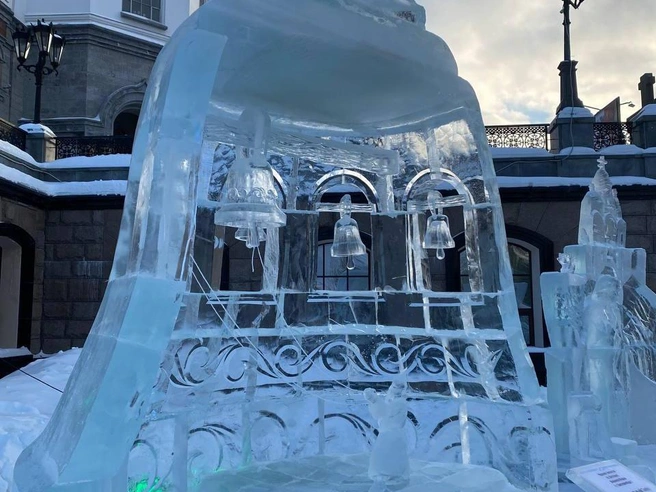 Колокола, вырезанные изо льда. | Источник: Екатерина Маврина / E1.RU