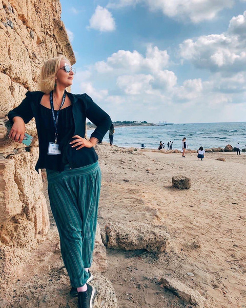 «Быть еврейкой в 21 веке — осознанный вклад в себя»: как 26-летняя Анна идет нога в ногу со временем и чтит традиции своего народа