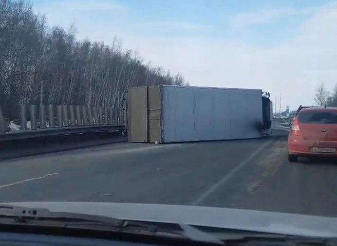 На трассе М5 в Спасском районе перевернулся грузовик | ya62.ru