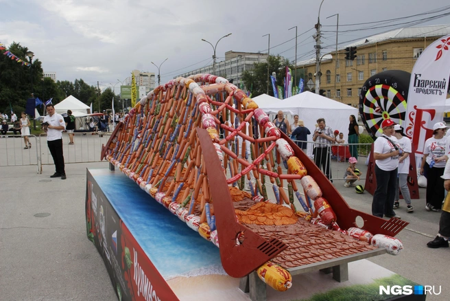 Мост из колбасы на Дне города — 2025 | Источник: Стас Соколов / NGS.RU