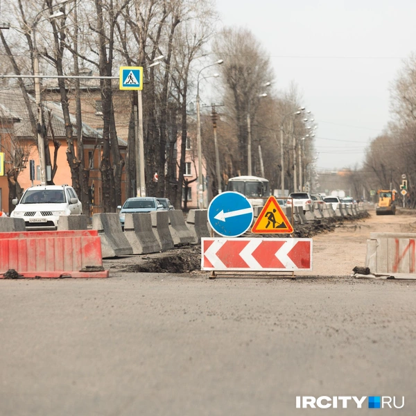 Правую сторону улицы Розы Люксембург (в сторону выезда из Иркутска) срыли почти на метр в глубину. Там ездил каток, который утрамбовывал само основание дороги | Источник: Даниил Конин / «ИрСити»