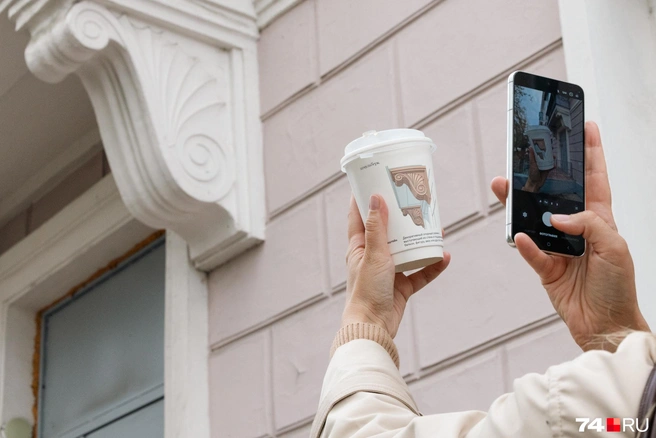 Для удобства гид можно найти по QR-кодам на стаканчиках в кофейне «Шмульберк» | Источник: Наталья Лапцевич