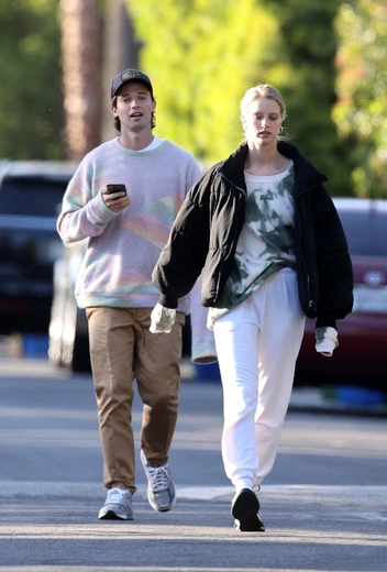 Патрик Шварценеггер и Эбби Чемпион в Лос-Анджелесе | marieclaire.ru