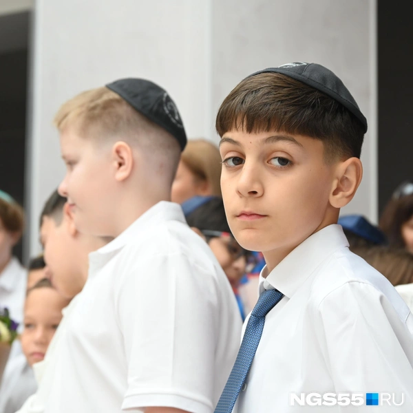 Как мальчикам идут эти наряды | Источник: Артемий Скиба / NGS55.RU