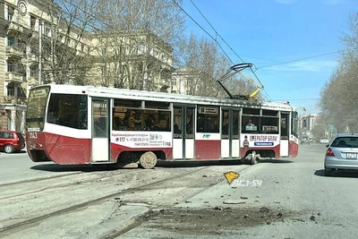 В Новосибирске трамвай сошел с рельсов