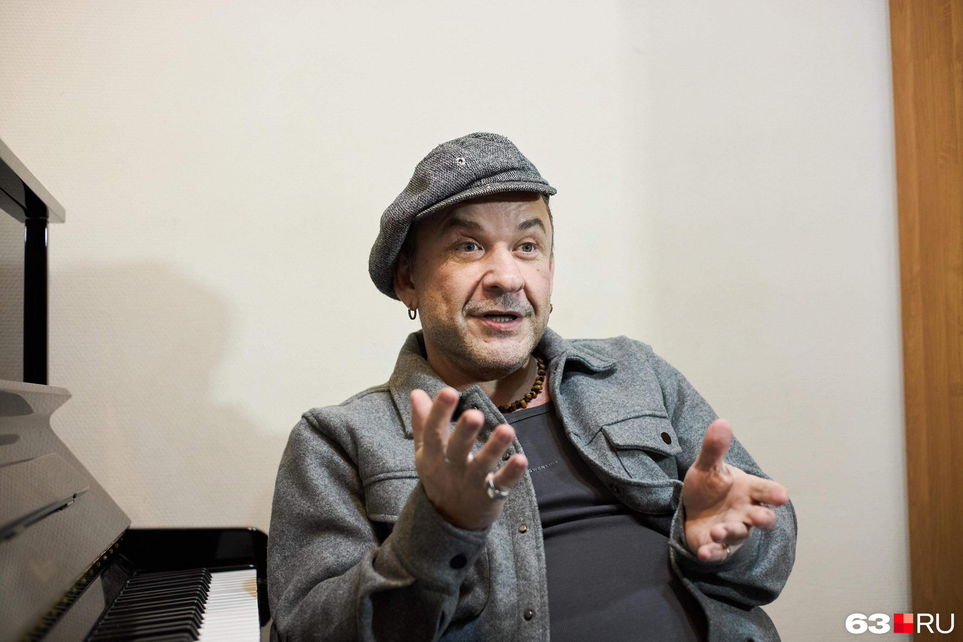 Когда салатами уже объелись: рецепт простого блюда от артиста из Самары Александра Морозова. В нем совсем мало ингредиентов