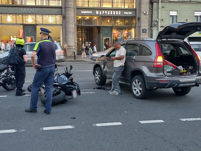 Металл, асфальт и боль. ДТП в центре Петербурга оставило байкера на дороге | Источник: Мегаполис | ДТП и ЧП | Санкт-Петербург