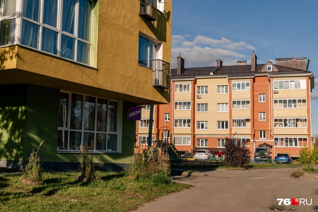 Рядом стоят несколько многоквартирных домов | Источник: Кирилл Поверинов / 76.RU