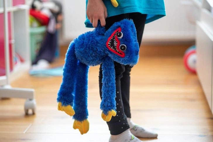 Игрушка Хагги Вагги (Huggy Wuggy) | Источник: Konektus Photo / Shutterstock / Fotodom.ru