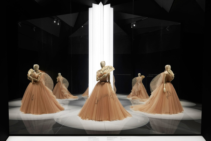 Выставка «Кристиан Диор: дизайнер мечты» в Лондоне (фото 3)
