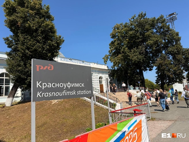 В Красноуфимске туристов ждали автобусы | Источник: Дарья Костомина / E1.RU