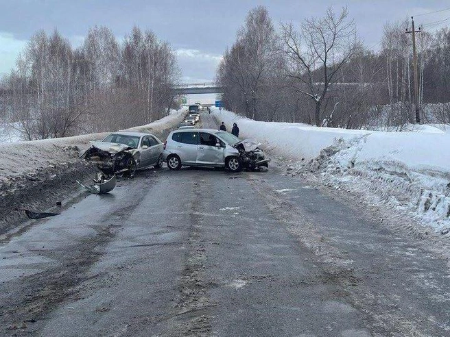 На месте происшествия для регулировки потока машин ввели реверсивное движение. | Источник: ГАИ Новосибирска