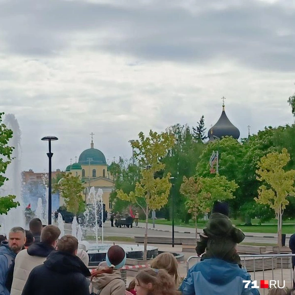 Лучше всего парад можно было увидеть с Крестовоздвиженской площади | Источник: Максим Улитов / 71.RU