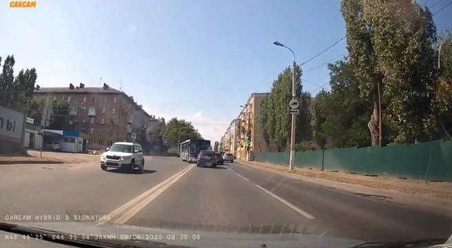 Почему водитель не успел выровнять автобус в полосе, выясняются | Источник: читатели V1.RU