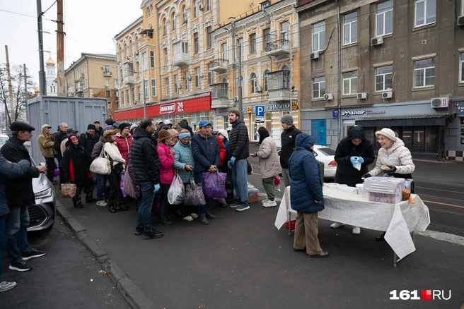 Люди терпеливо ждут своей порции | Источник: Евгений Вдовин / 161.RU