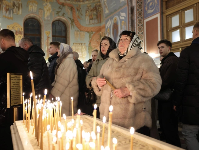 Для верующих в соборе важны внутренние размышления, поскольку это великое таинство. | Источник: Алексей Волхонский / V1.RU