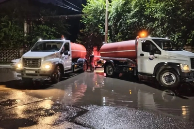 В Благовещенске откачивают воду с улиц