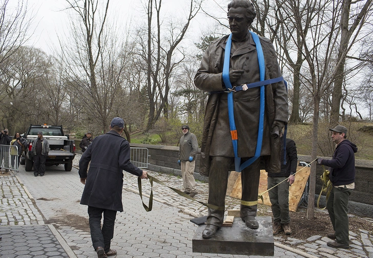 В Нью-Йорке предложили заменить несколько памятников великим мужчинам на скульптуры великих женщин | Источник: Getty Images