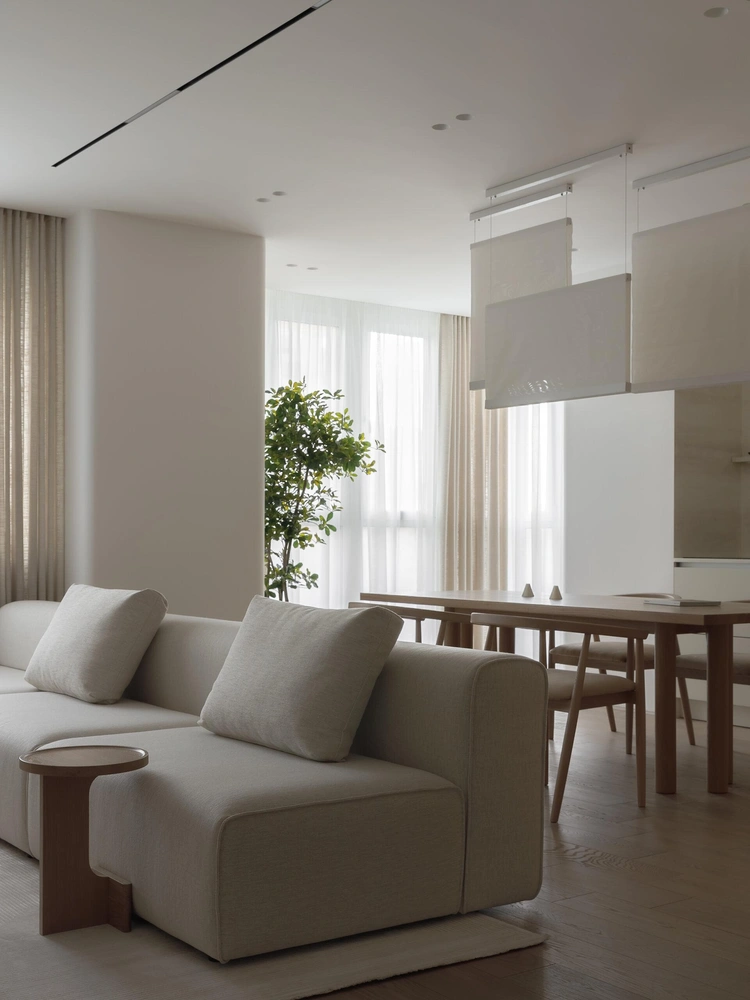 Диван изготовлен по эскизам дизайнеров. | Источник: Лиза Гуровская. Стиль: Елена Гергерт