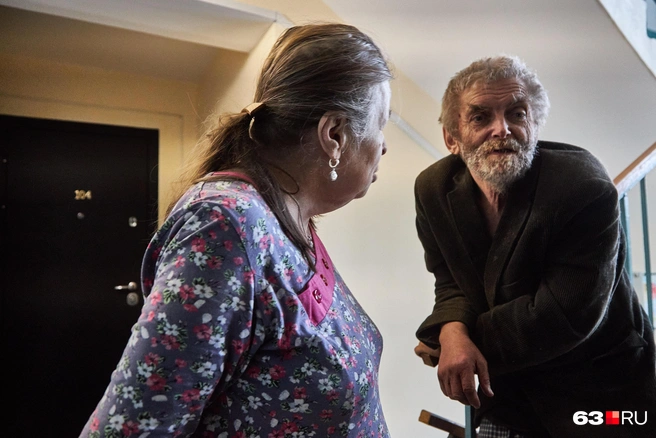 Женщина-соседка отговаривает мужчину от контакта с прессой. Но мужчина жить дальше в таких условиях не хочет | Источник: Роман Данилкин / 63.RU