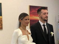 Невеста в мини, самодельные кольца и слезы жениха: свадьба Эльвиры Т и музыканта Александра Гречаника
