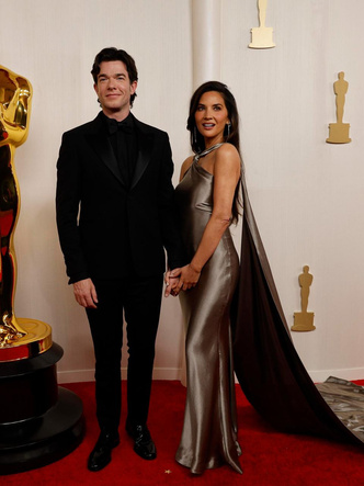 «Оскар-2024»: лучшие звездные образы на ковровой дорожке премии