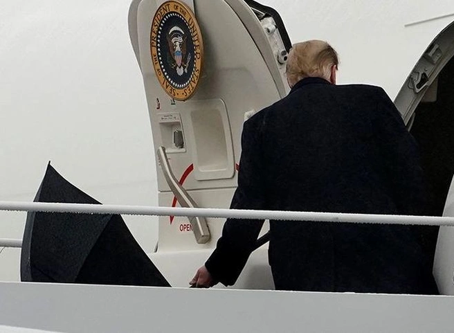 Трамп бросил зонт при входе в самолет (видео) | ya62.ru