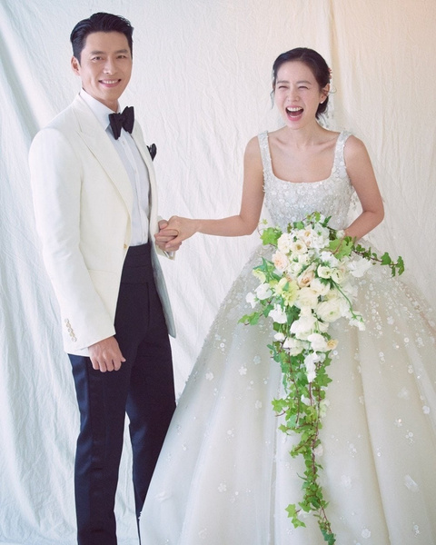 Счастливы вместе: Сон Е Джин и Хён Бин поделились первыми свадебными фото! 💍