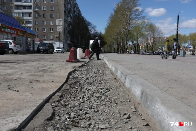 Для укладки новых дорожек подрядчик срезал асфальт с соседних зон (кое-где рытвины пока так и остались) | Источник: Наталья Лапцевич