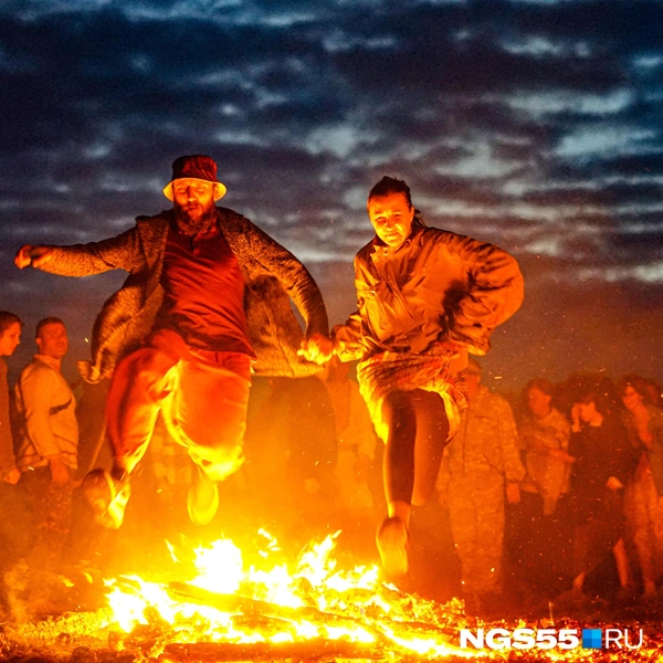 Некоторые совершали прыжок парочками | Источник: Тамара Башаева / NGS55.RU