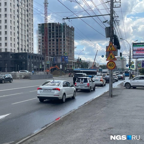Одна из полос улицы Кирова сужается после перекрестка с улицей Добролюбова  | Источник: NGS.RU