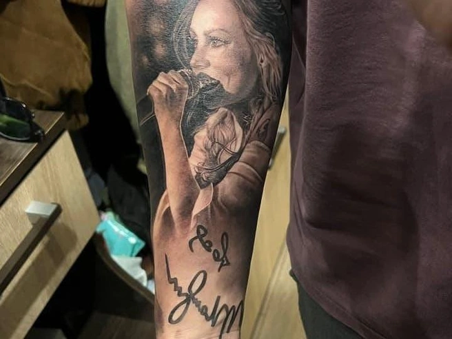 MaкSим приятно удивилась, увидев на руке фаната свое изображение | Источник: marina_maksim / T.me