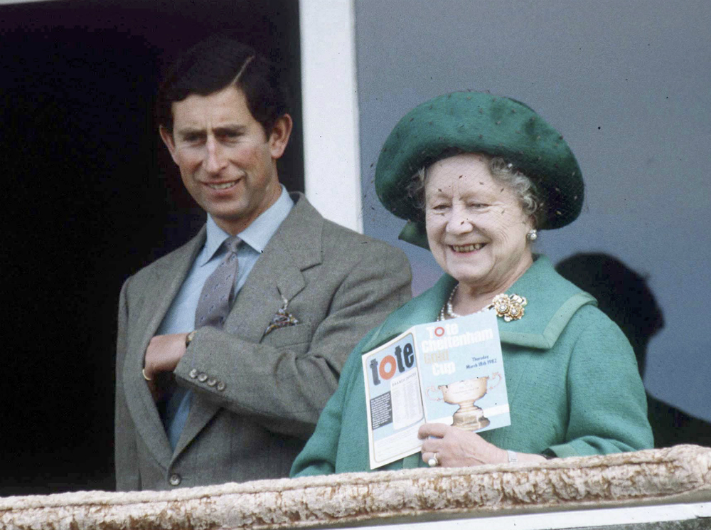 Принц Чарльз и Королева-мать | marieclaire.ru