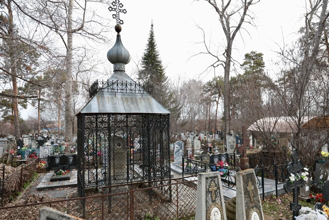 Павильон возвышается над могилой главы семьи | Источник: Михаил Шилкин
