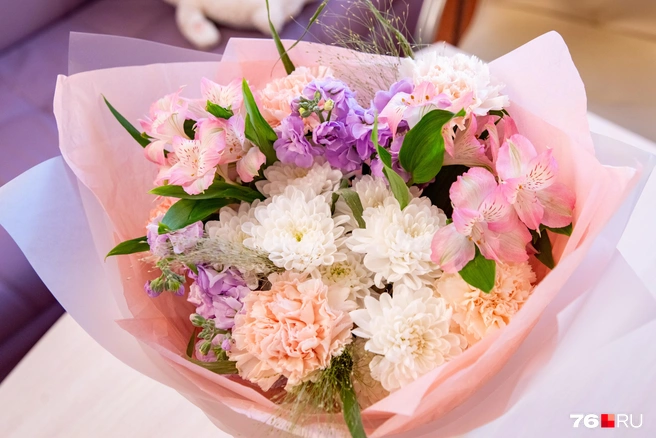 Даже универсальный подарок учителям в виде букета цветов устраивает не всех | Источник: Кирилл Поверинов / 76.RU