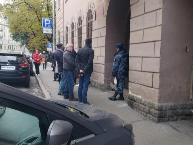 Смольнинский районный суд во время проверки здания после сообщения о минировании | Источник: читатель «Фонтанки» Александр