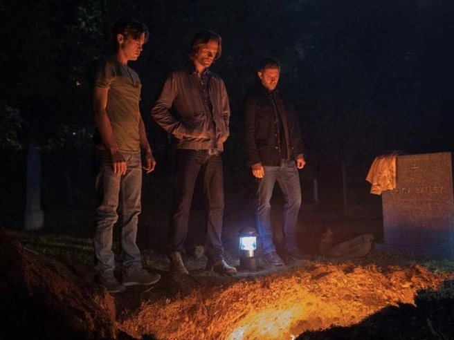 Братья Винчестеры охотятся на нечисть в сериале, вдохновлённом «Сумеречной зоной». | Источник: кадр из сериала «Сверхъестественное» (18+), реж. Роберт Сингер, Филип Сгриккиа и др., The CW, 2005–2020 годы